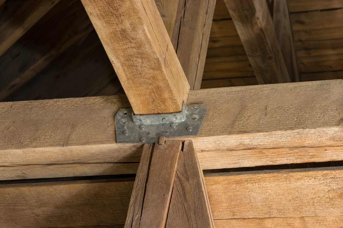 Beispiel: Holzbalken im Dachstuhl bei Kontrolle mit Taschenlampenlicht