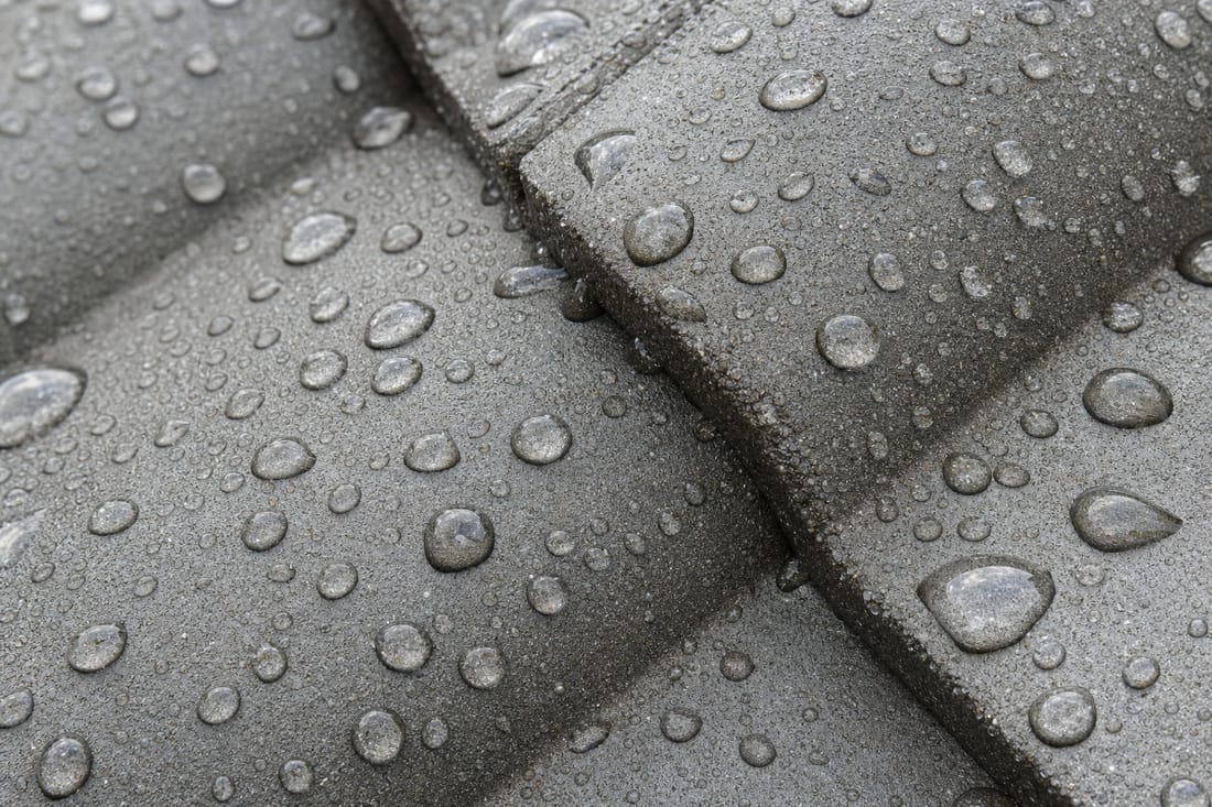 Beispiel: Wasserperlen auf hydrophobierten Betonziegeln
